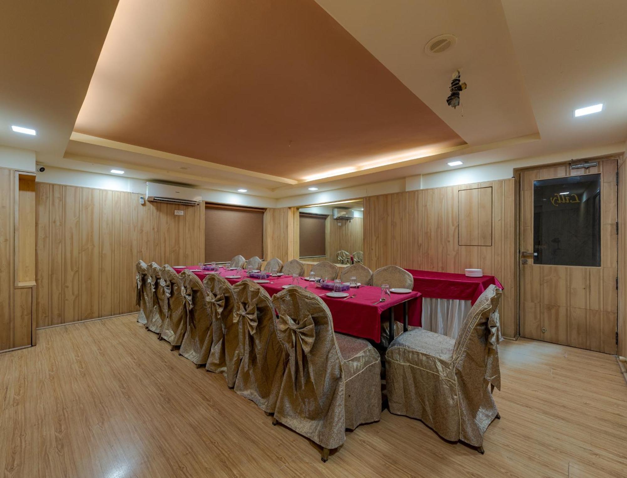 Hotel Surya Executive Solapur Bagian luar foto