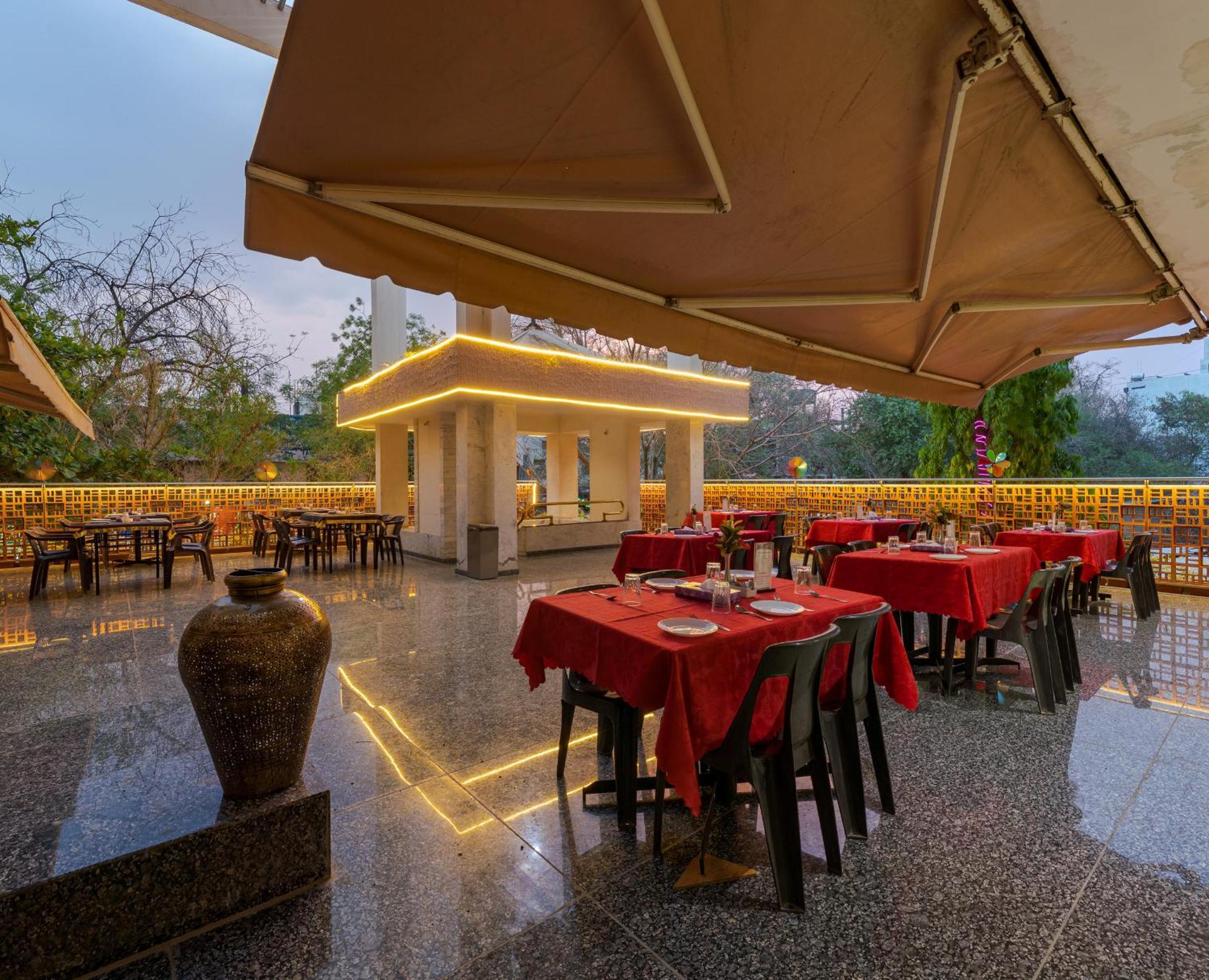 Hotel Surya Executive Solapur Bagian luar foto