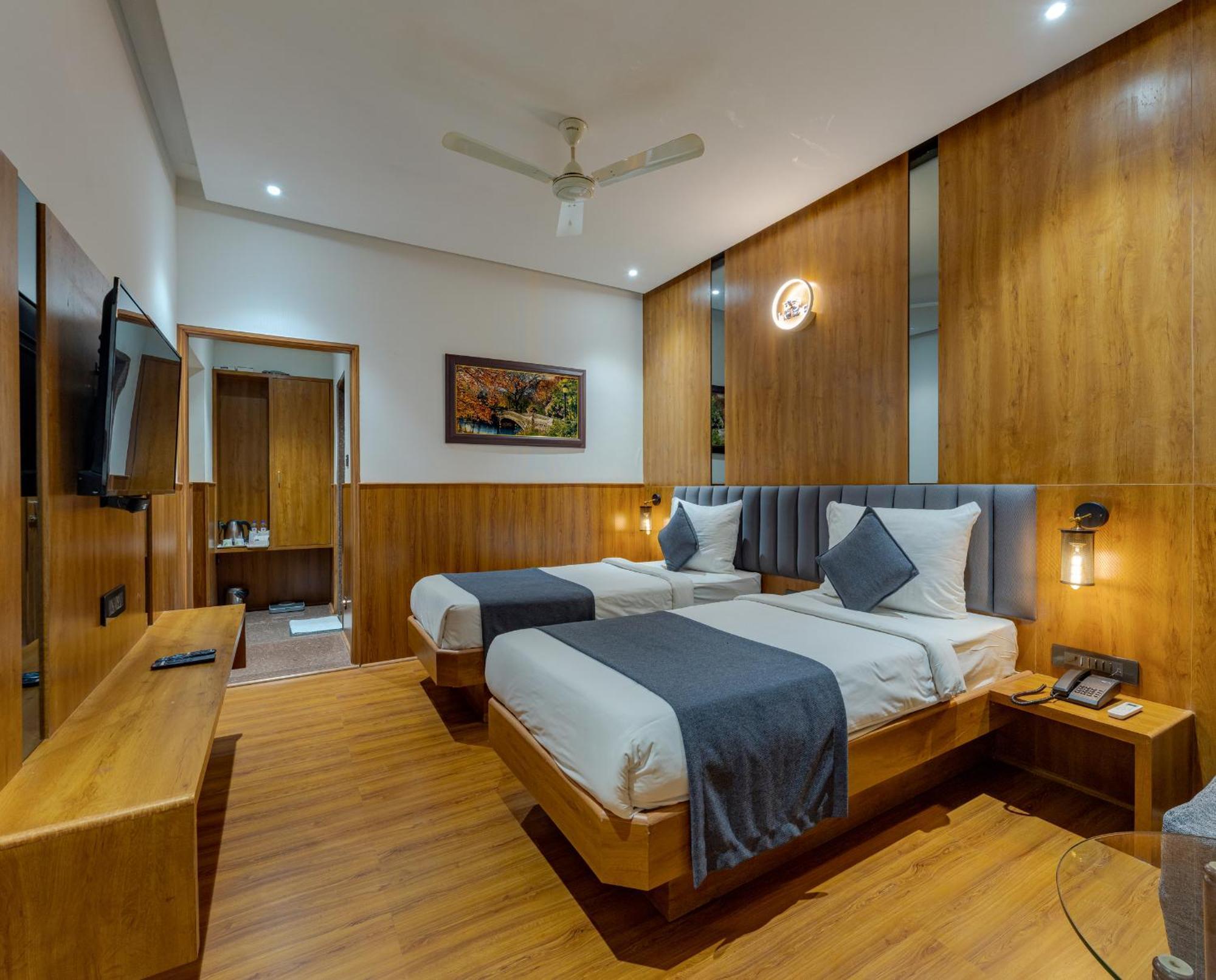 Hotel Surya Executive Solapur Bagian luar foto