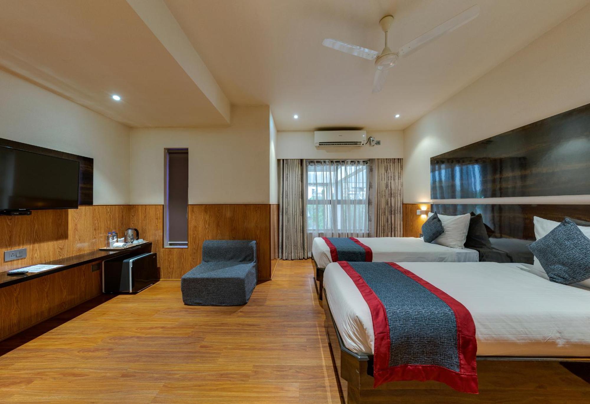 Hotel Surya Executive Solapur Bagian luar foto