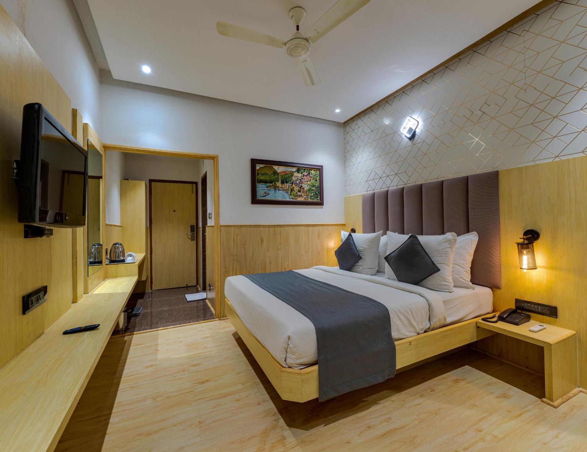 Hotel Surya Executive Solapur Bagian luar foto