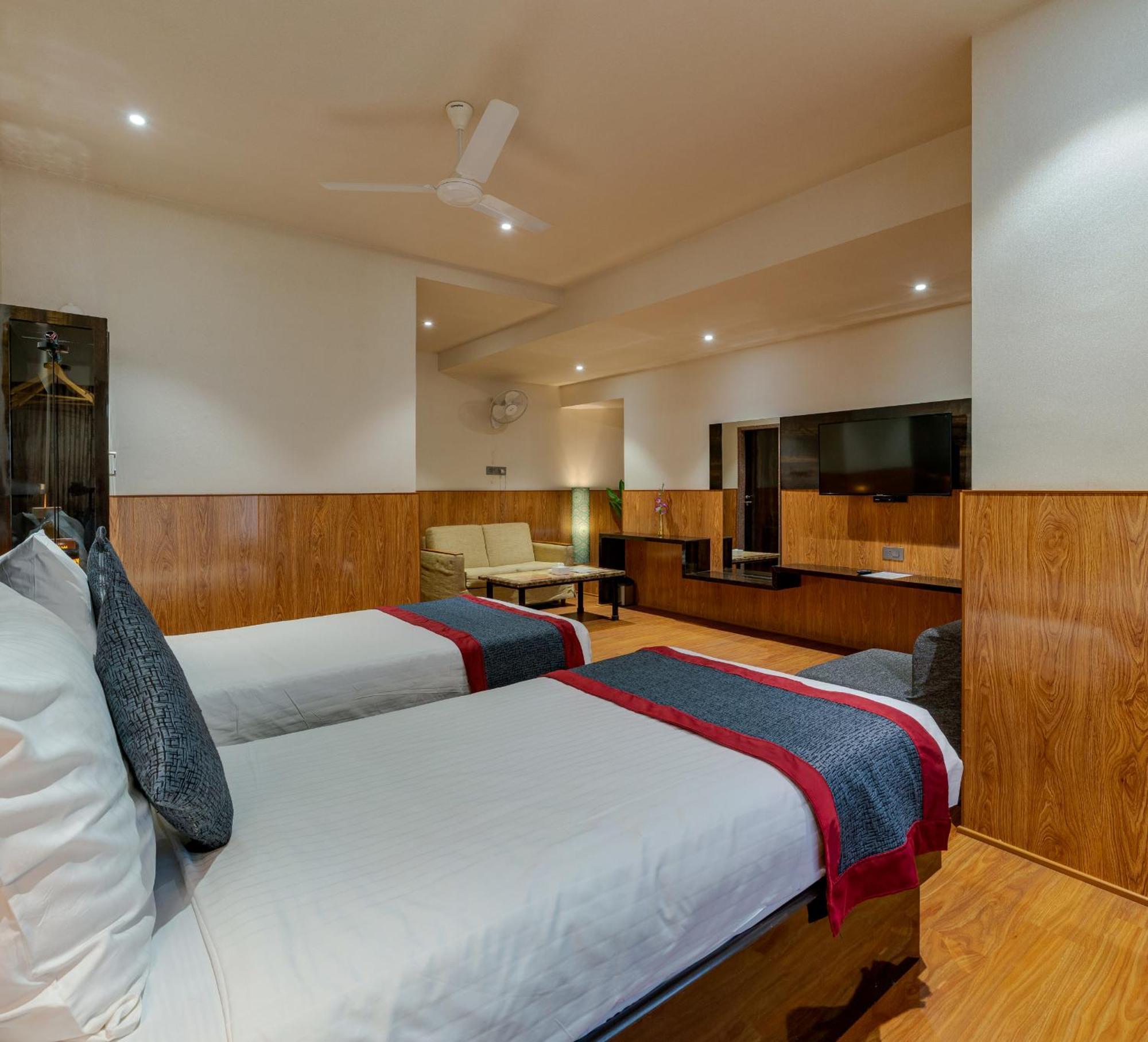 Hotel Surya Executive Solapur Bagian luar foto