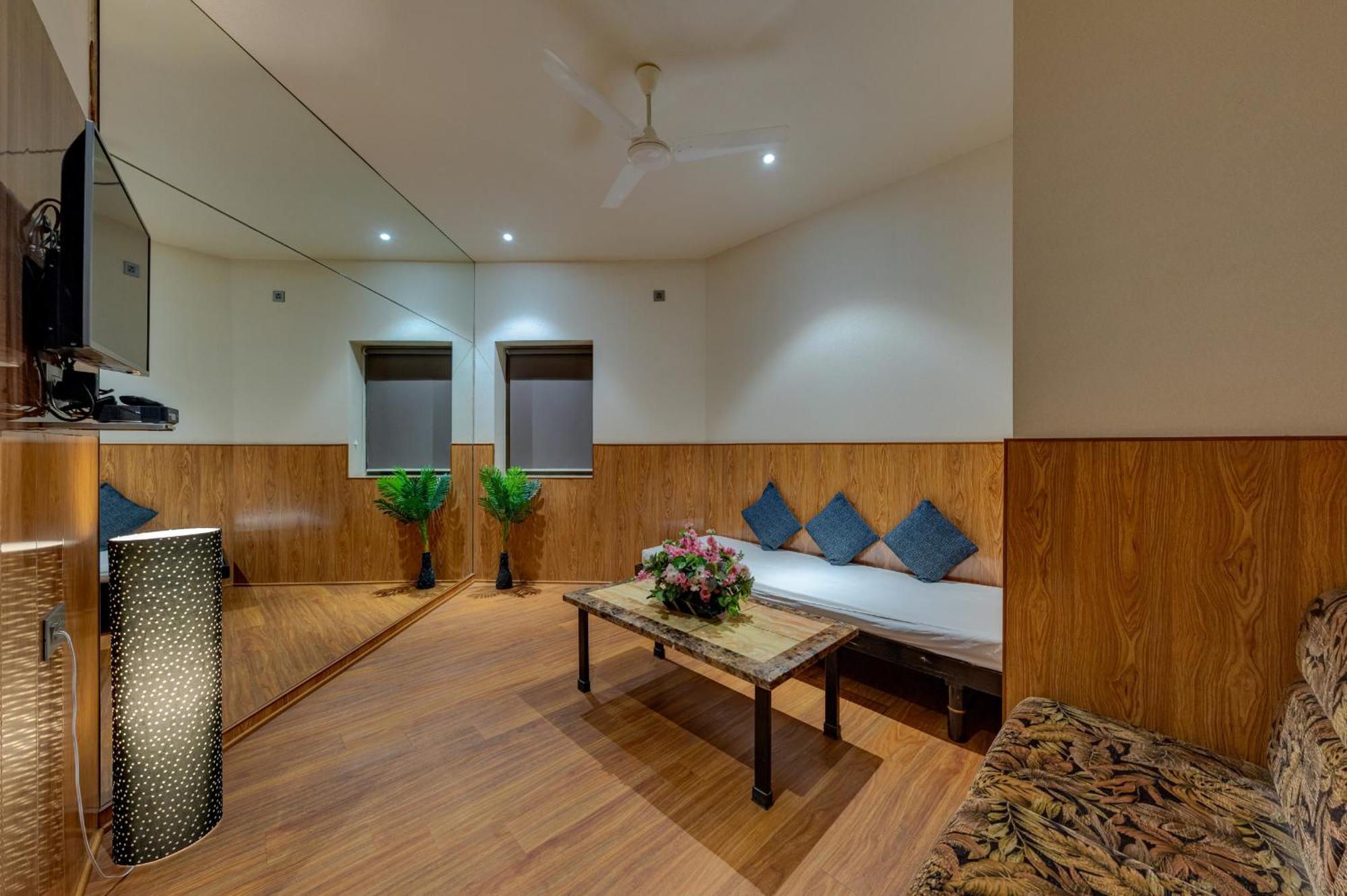 Hotel Surya Executive Solapur Bagian luar foto