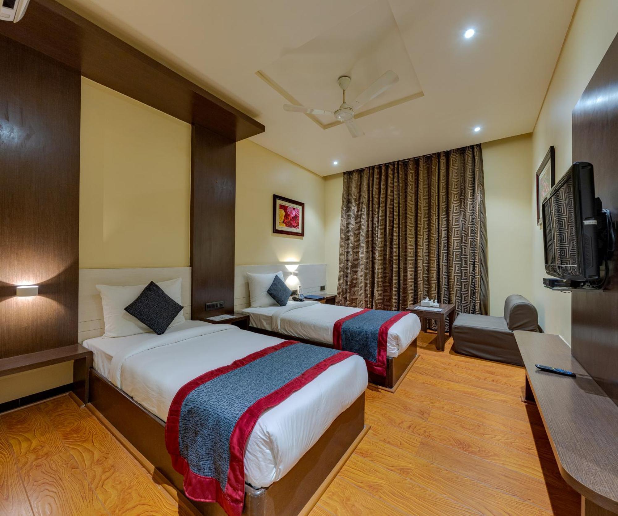 Hotel Surya Executive Solapur Bagian luar foto