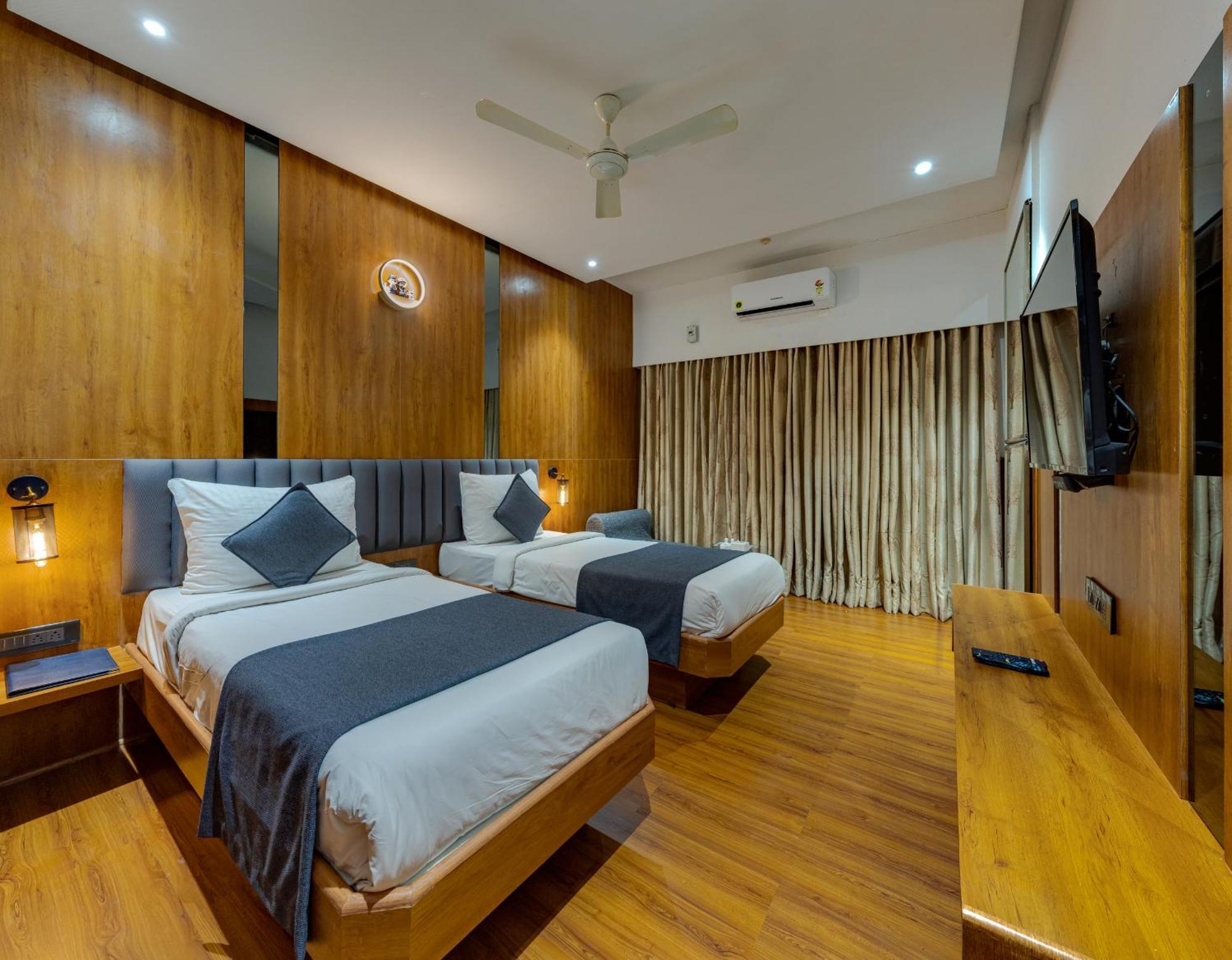 Hotel Surya Executive Solapur Bagian luar foto
