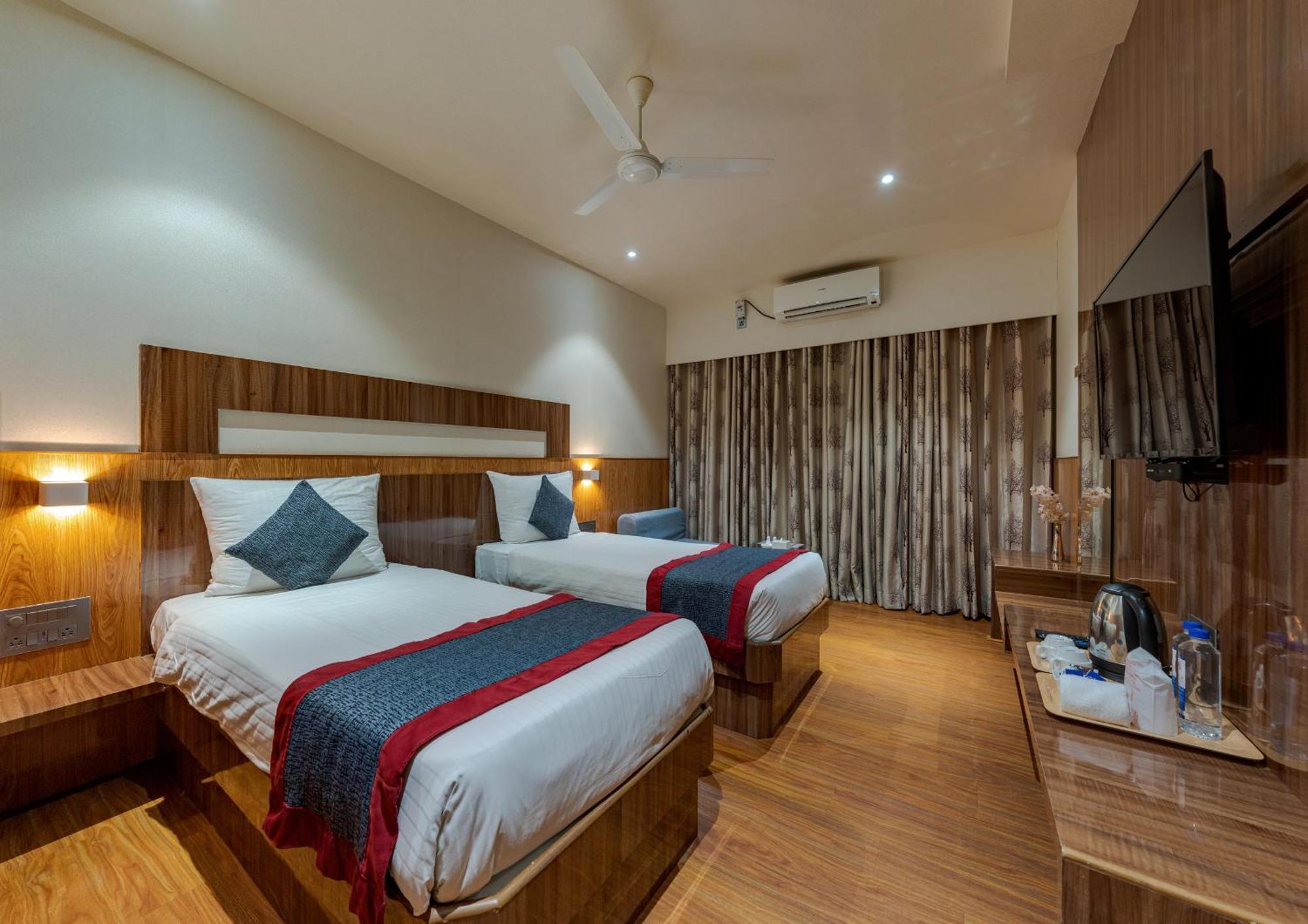 Hotel Surya Executive Solapur Bagian luar foto