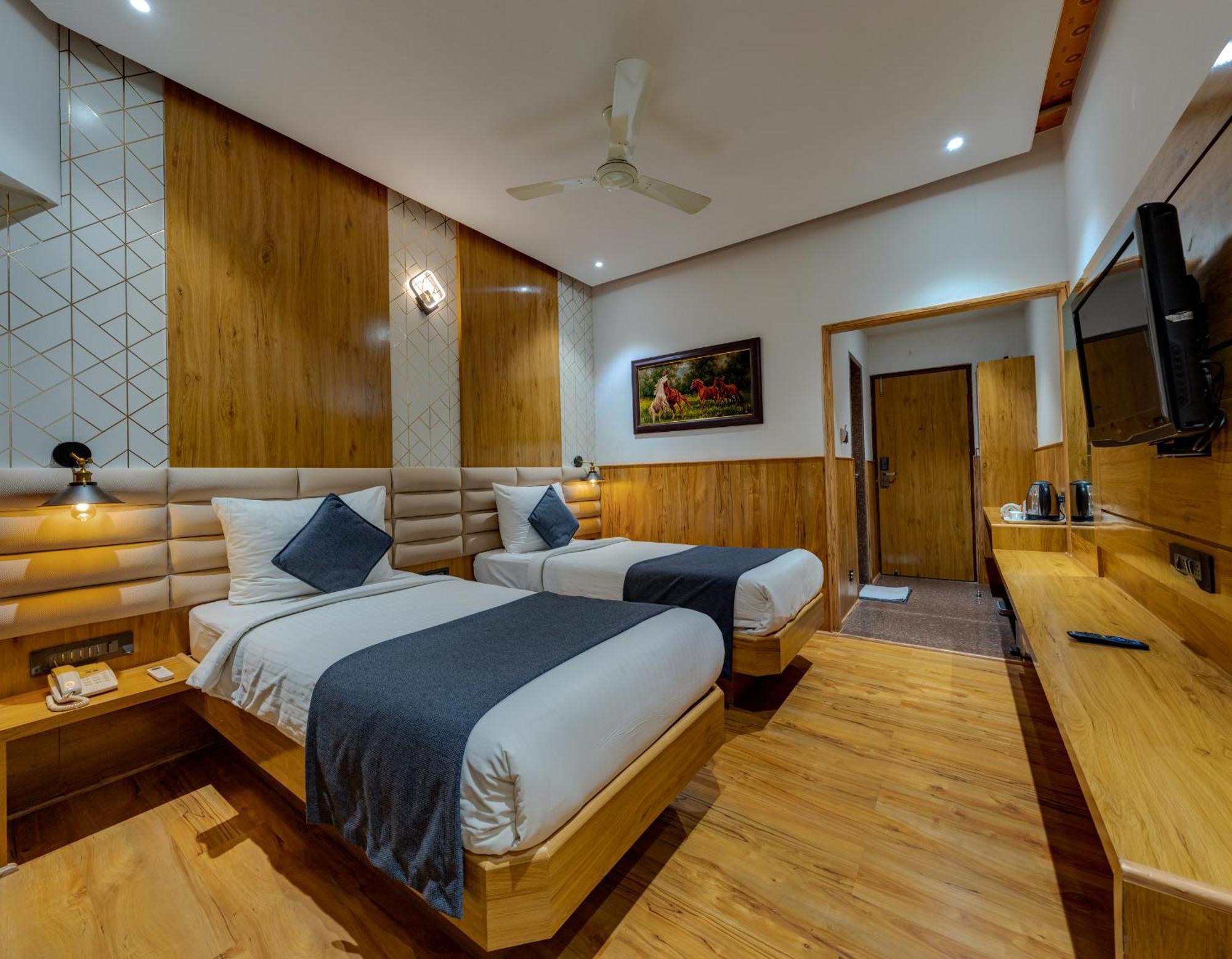 Hotel Surya Executive Solapur Bagian luar foto