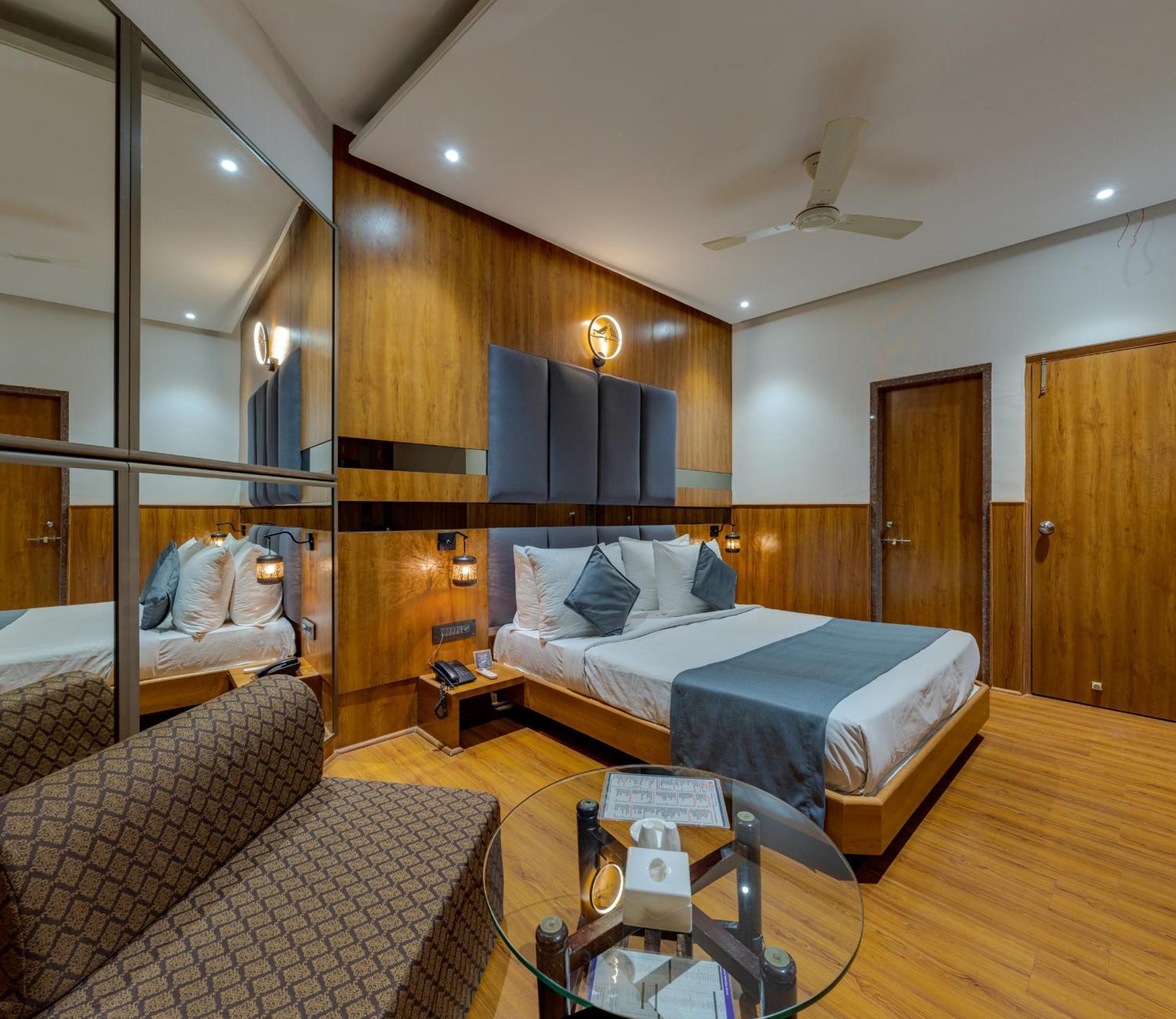 Hotel Surya Executive Solapur Bagian luar foto