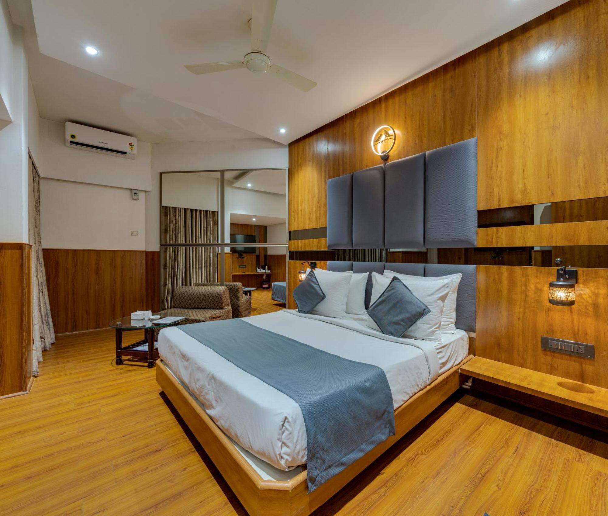 Hotel Surya Executive Solapur Bagian luar foto
