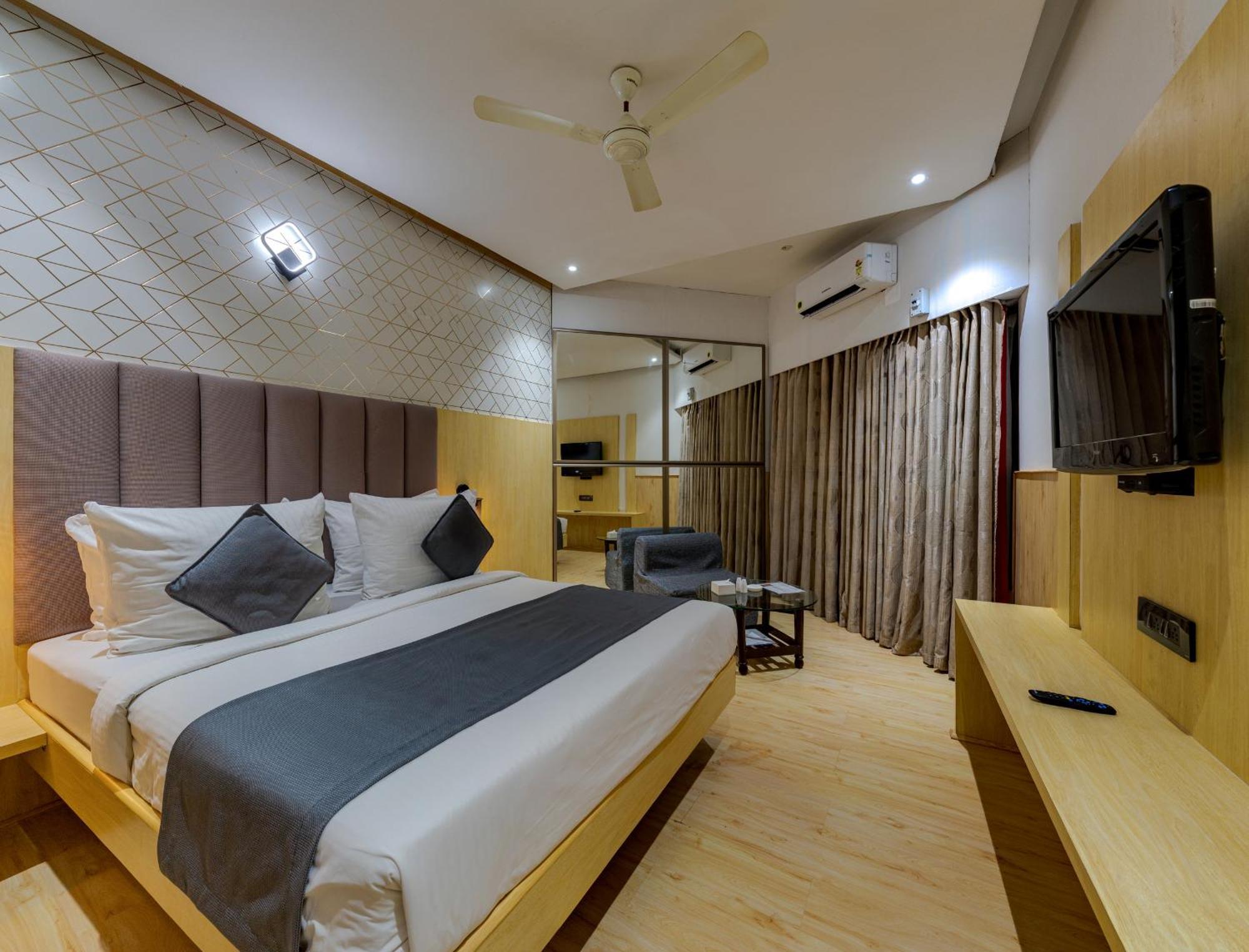 Hotel Surya Executive Solapur Bagian luar foto